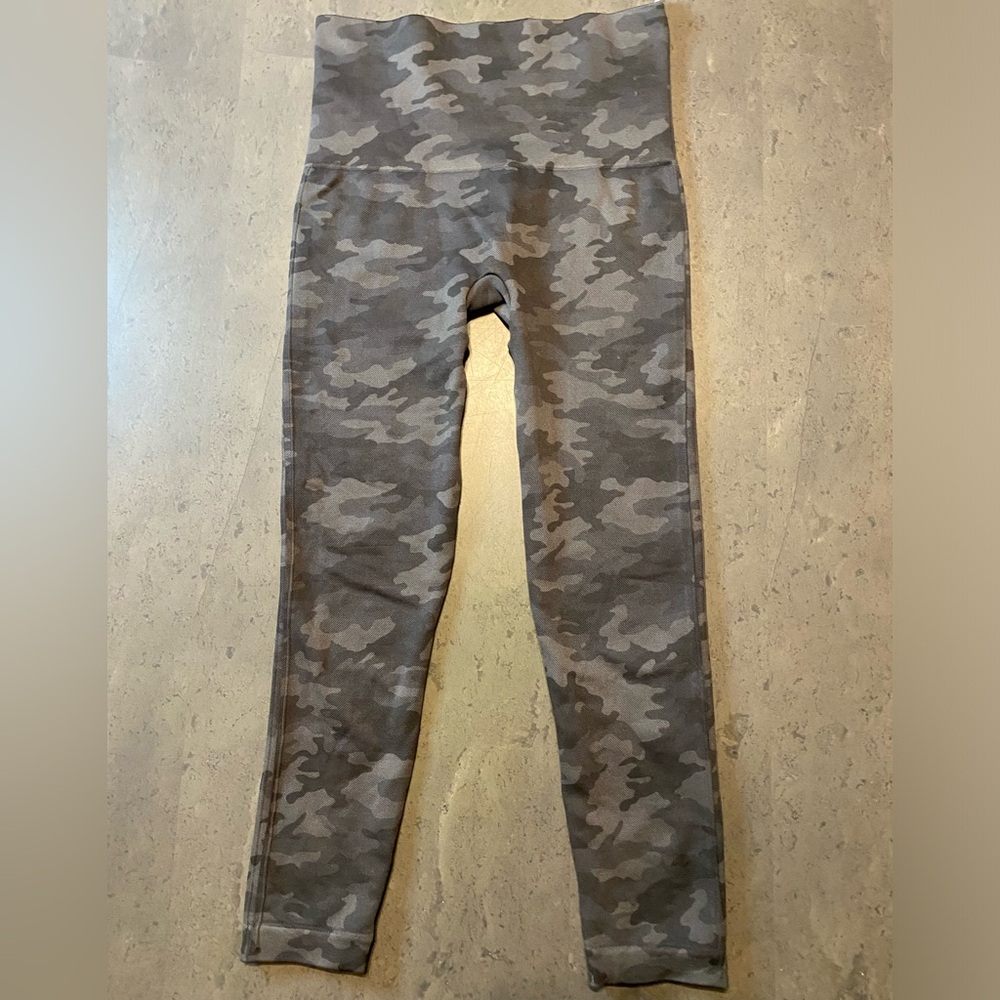SPANX Look at Me Now Cropped Seamless Leggings Sage Camo MD - Picture 3 of 7